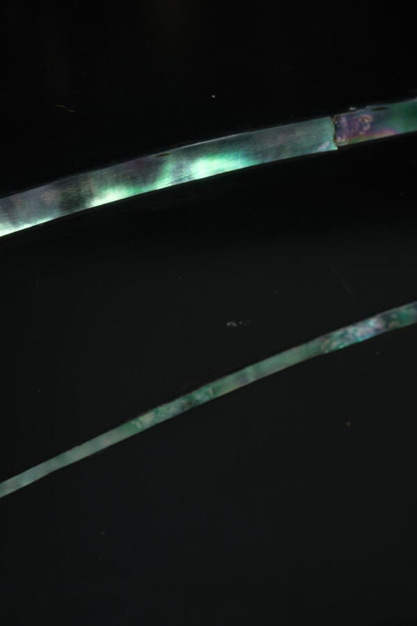 Vase bas et large en laque noire 蝋色漆 (rôiro'urushi), orné d'un motif takamaki-e…