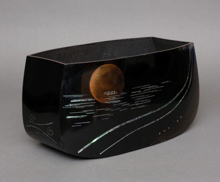 Vase bas et large en laque noire 蝋色漆 (rôiro'urushi), orné d'un motif takamaki-e…
