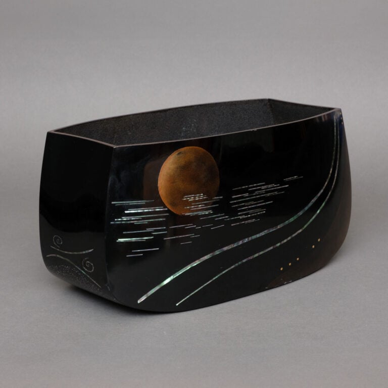 Vase bas et large en laque noire 蝋色漆 (rôiro'urushi), orné d'un motif takamaki-e…
