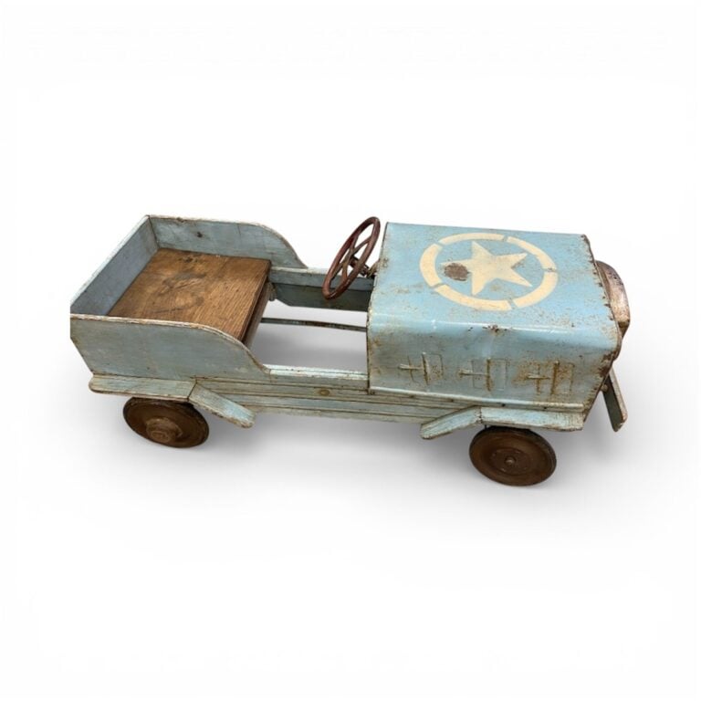 Voiture à pédale de marque MFA représentant une Jeep. - Couleur et modèle rare…