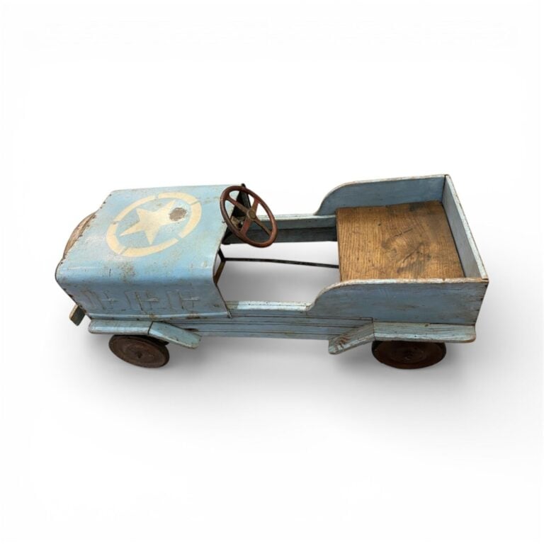 Voiture à pédale de marque MFA représentant une Jeep. - Couleur et modèle rare…
