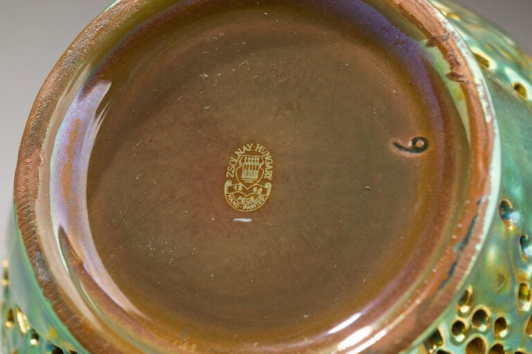 ZSOLNAY PECS - Vase en céramique émaillée verte lustrée à décor végétal ajouré… maison de vente aux encheres commissaire-priseur auction house boisgirard antonini