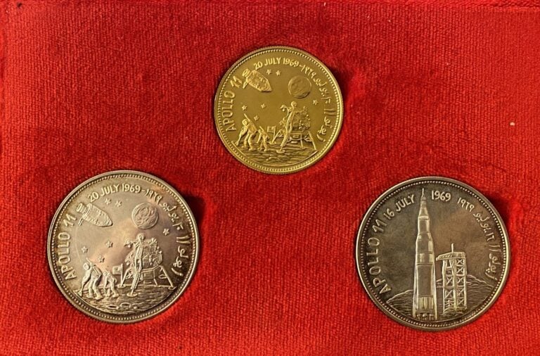[APOLLO 11] - Etui contenant 1 pièce en or (900 ‰) et deux pièces en argent(925…