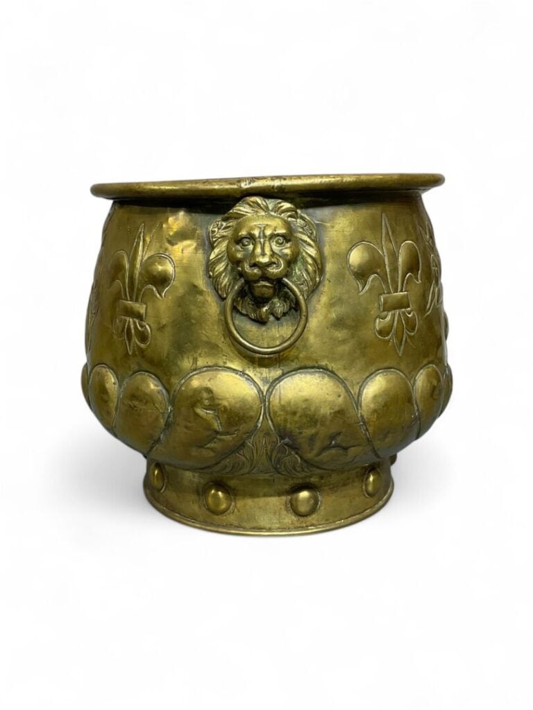 Cache-pot en laiton à décor au repoussé figurant des fleurs de lys, les anses à…