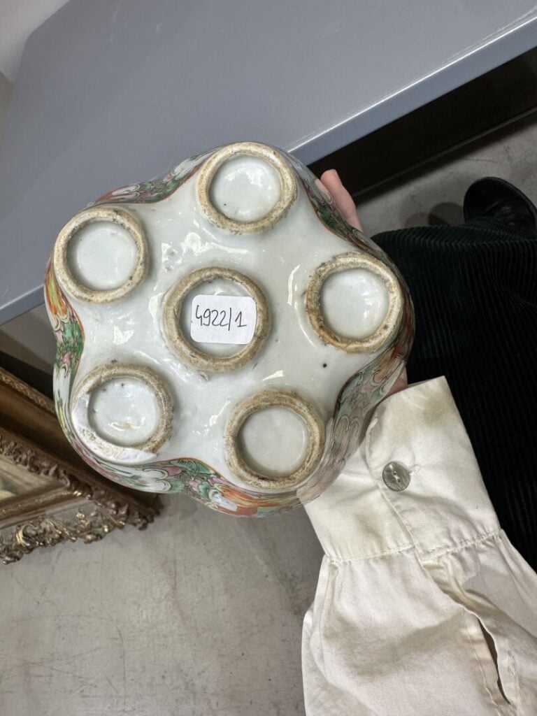 CANTON - Bouquetière en porcelaine composée de cinq balustres réunies et long c…
