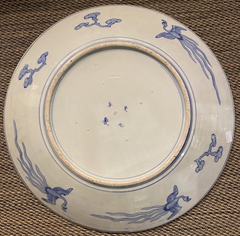 CHINE. Grande assiette en porcelaine à décor Imari d'un vase fleuri - Diamètre…