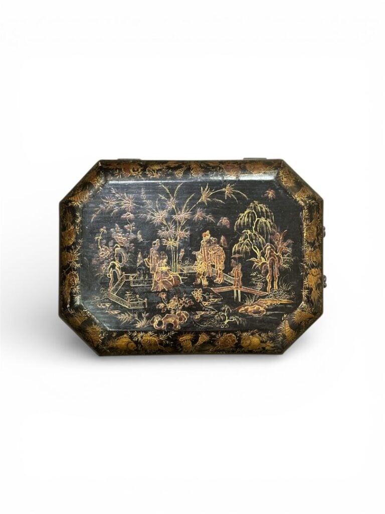Coffret à thé de forme bombée à pans en bois laqué noir à décor doré de chinois…