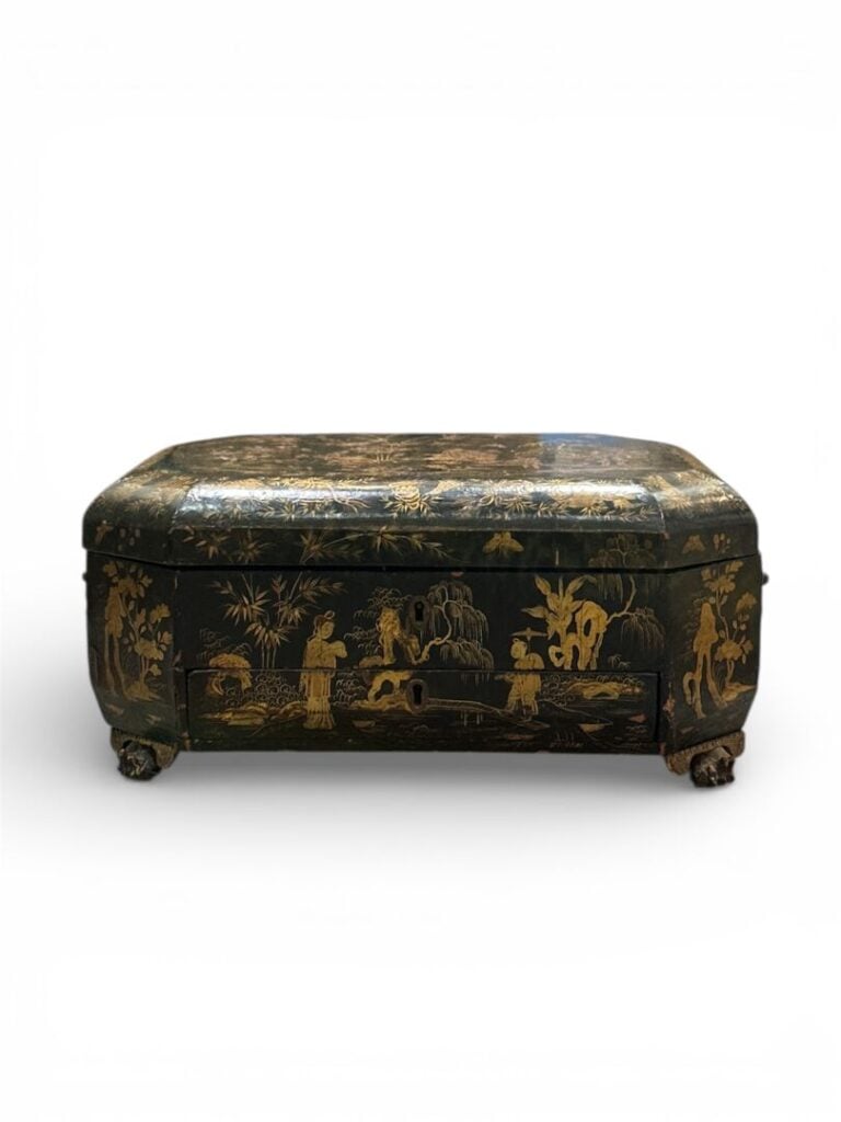 Coffret à thé de forme bombée à pans en bois laqué noir à décor doré de chinois…