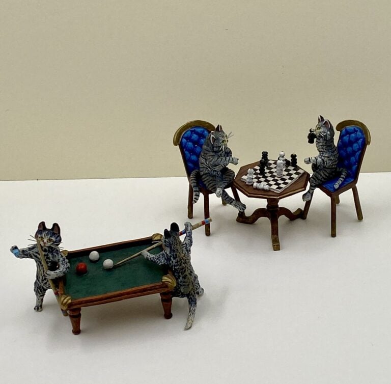 Deux bronzes de Vienne : - - Chats jouant au billard. Hauteur : 4 cm - - Chats…