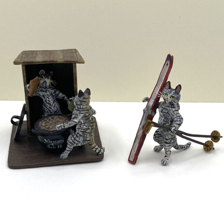 Deux bronzes de Vienne : - - Le chat marchand de marrons chauds. Marque dorée .…