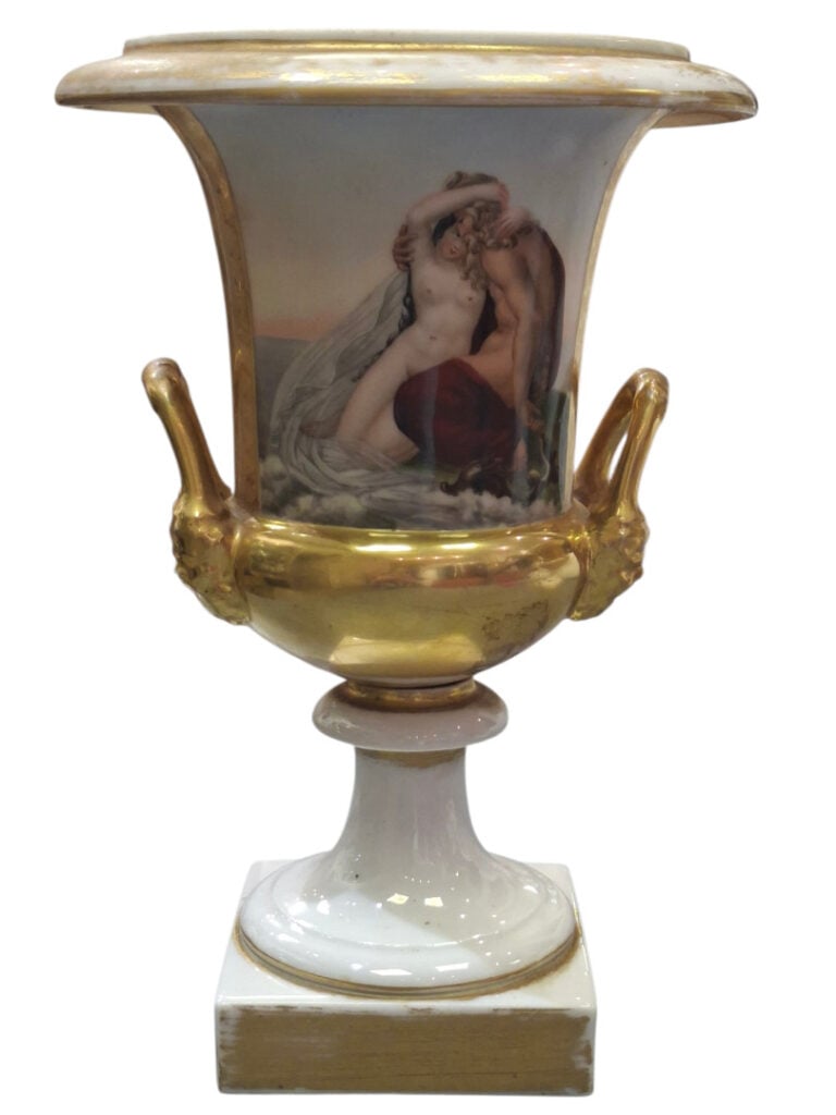 ECOLE MILIEU XIXe - Paire de vases Médicis illustrés en porcelaine dorée, illus…