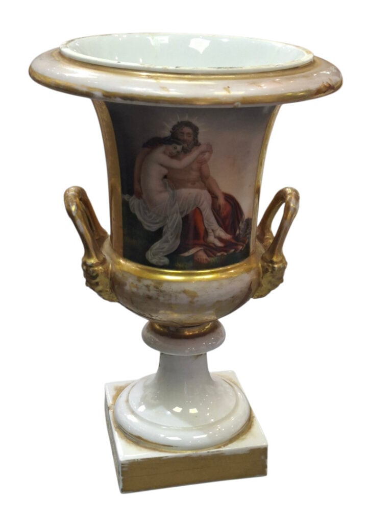 ECOLE MILIEU XIXe - Paire de vases Médicis illustrés en porcelaine dorée, illus…