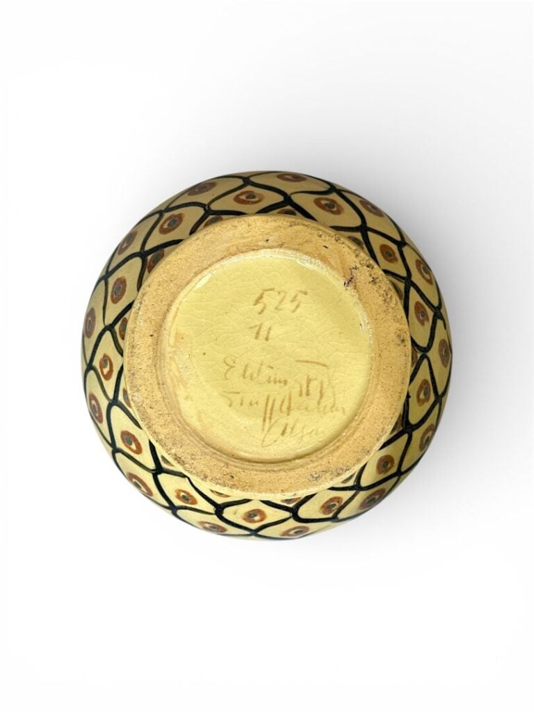 ELCHINGER - Vase à panse renflée en faïence à décor émaillé noir et ocre de mot…