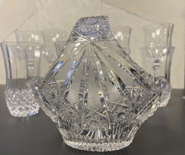 Ensemble de 6 verres à vin, 6 verres à eau et une coupe en cristal - (un pied é…