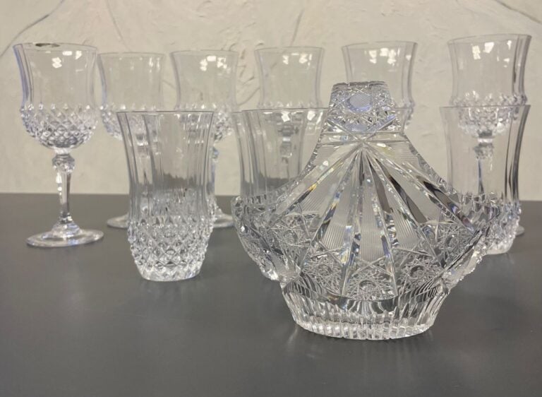Ensemble de 6 verres à vin, 6 verres à eau et une coupe en cristal - (un pied é…