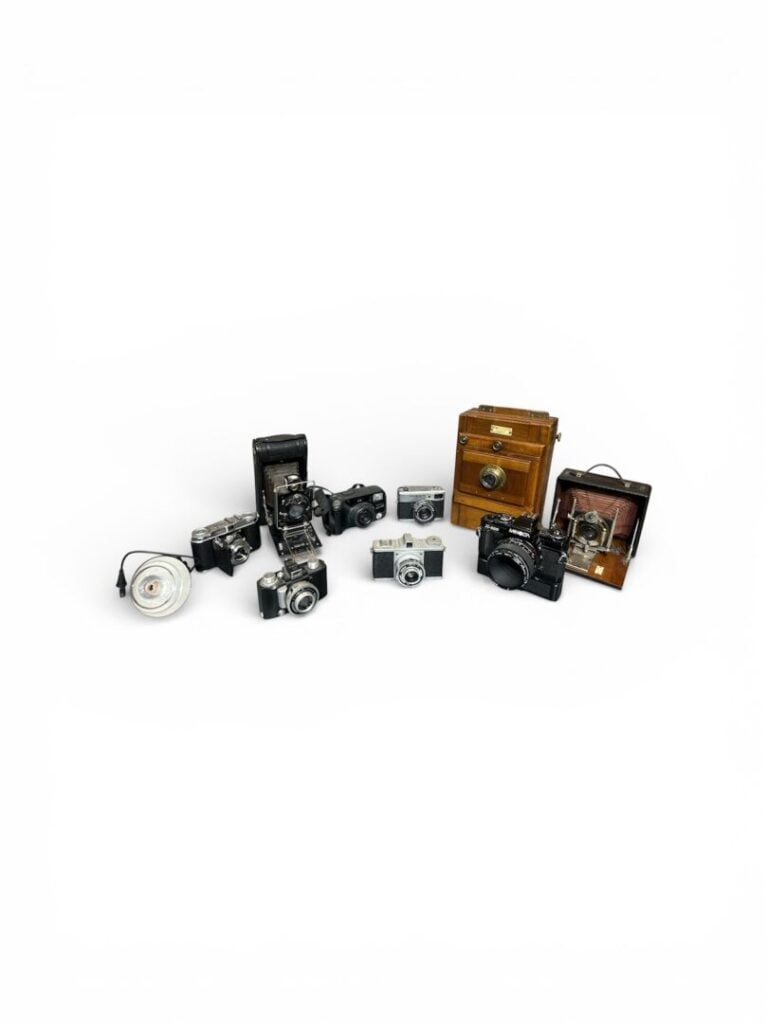Ensemble de deux cartons d'appareils photos dont : appareil à soufflet, Kodak,…