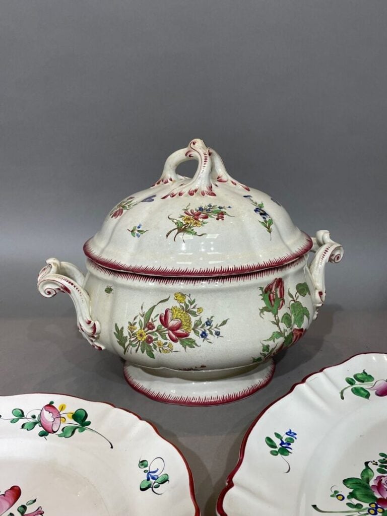 Faïence de l'Est de la France - Soupière couverte à décor floral et deux plats.…