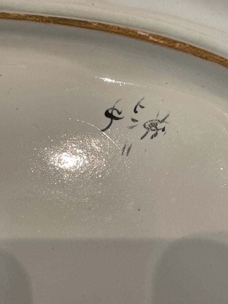 Faïence de l'Est de la France - Soupière couverte à décor floral et deux plats.…