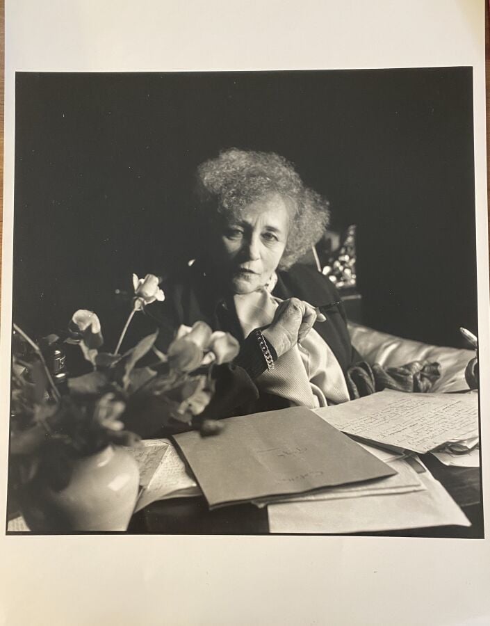 IZIS (1911-1980) - Lot de deux photographies : - Colette et le manuscrit de "Gi…