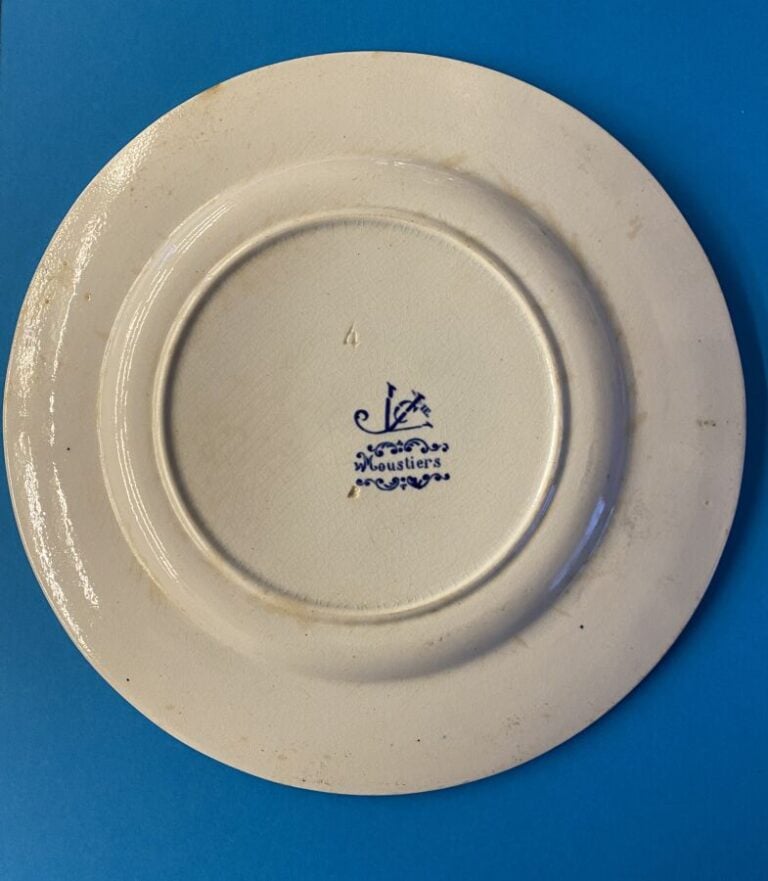 Jules Vieillard à Bordeaux.Partie de service de table modèle Moustiers décor à…