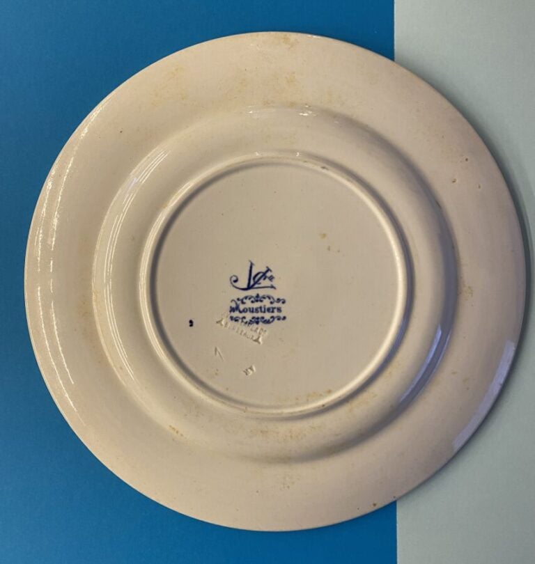 Jules Vieillard à Bordeaux.Partie de service de table modèle Moustiers décor à…