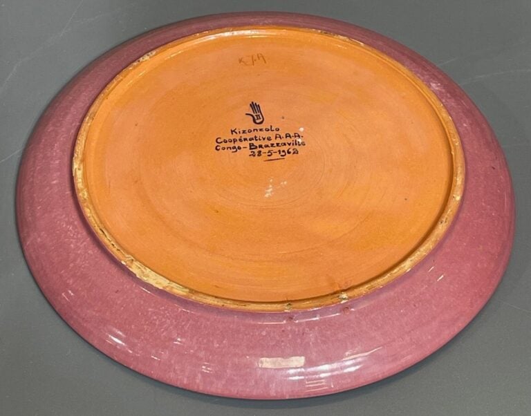 KIZONZOLO - Plat en céramique émaillée polychrome à décor de trois femmes soute…