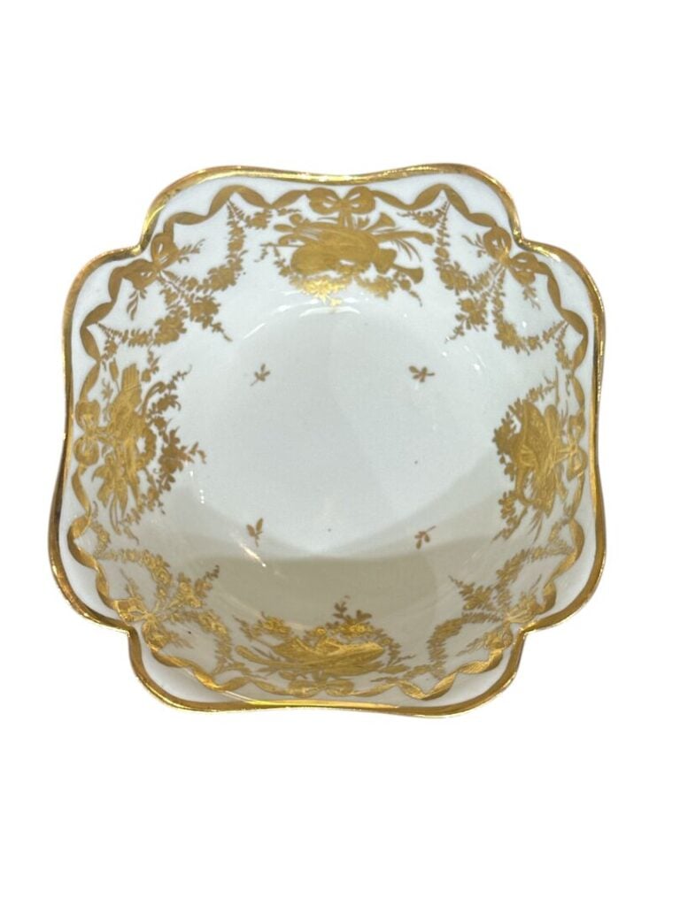LE TALLEC - Coupe en porcelaine à décor doré de guirlandes feuillagées retenues…