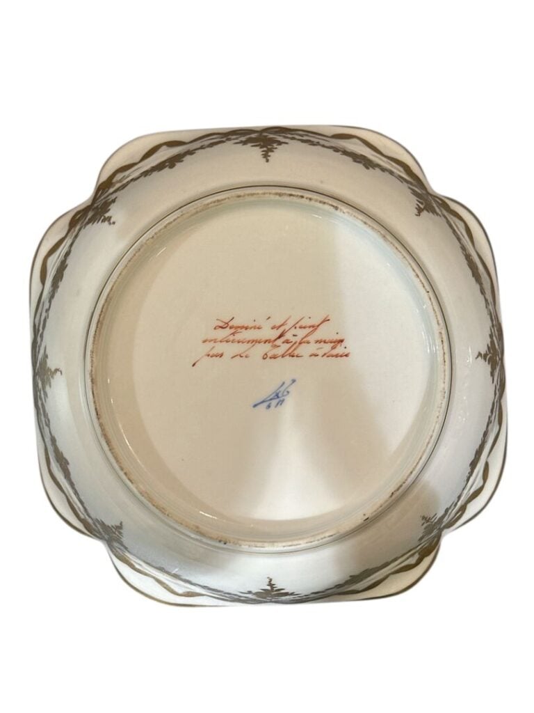 LE TALLEC - Coupe en porcelaine à décor doré de guirlandes feuillagées retenues…