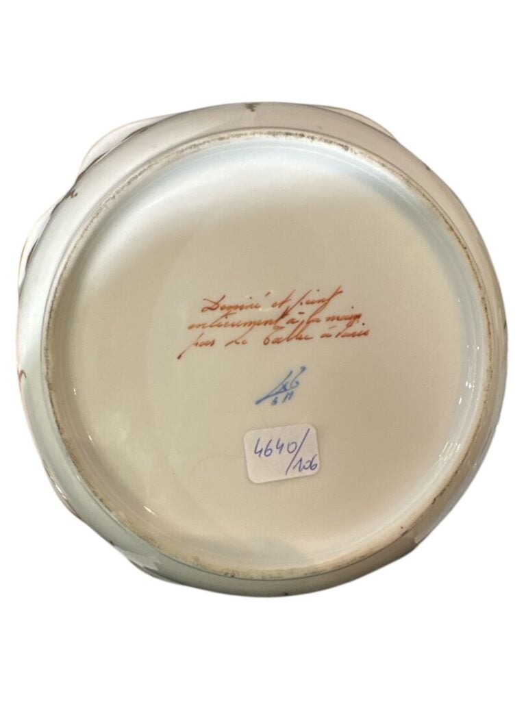 LE TALLEC - Coupe en porcelaine à décor doré de guirlandes feuillagées retenues…