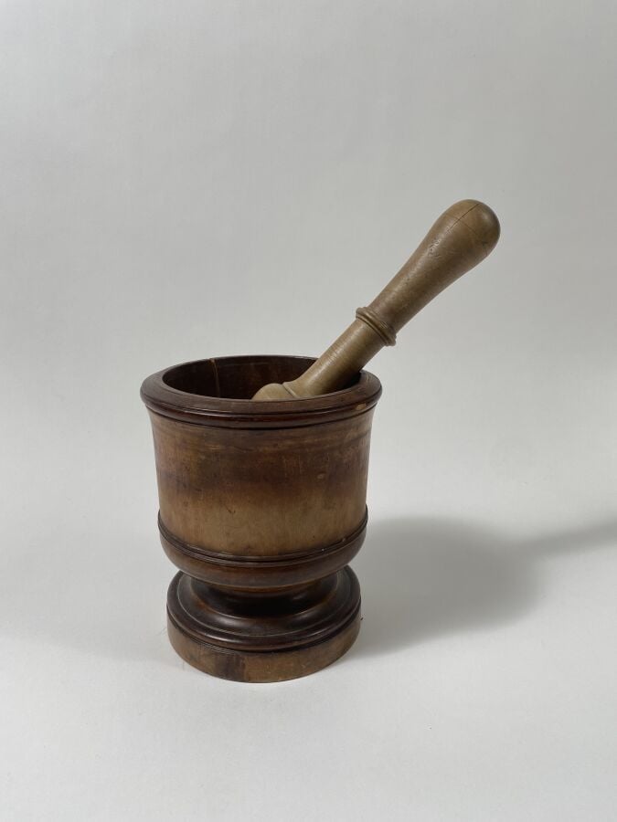 Lot composé d'un POT COUVERT moderne dans le goût des Song en porcelaine bleu b…