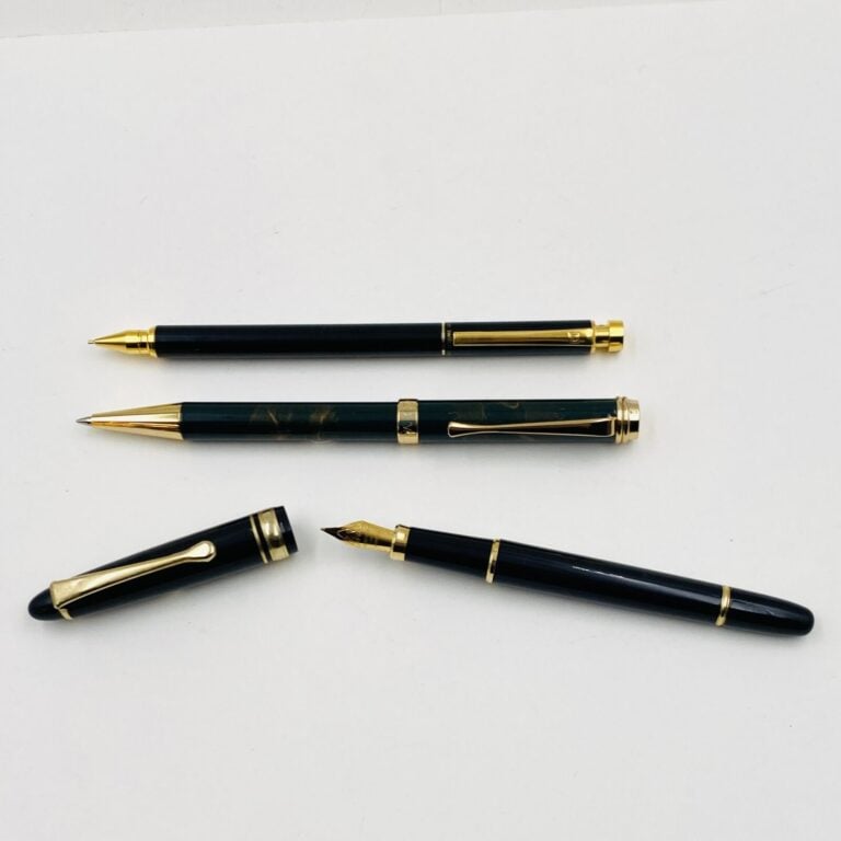 Lot de 3 stylos comprenant : - - ENZO VARINI : stylo bille laqué et métal doré…