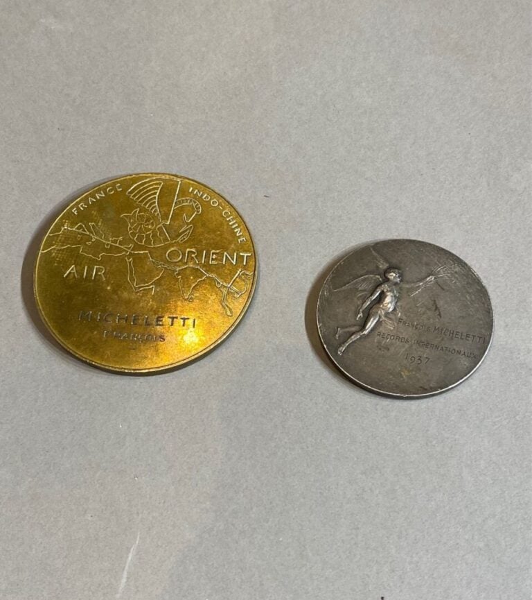 Lot de deux médailles en bronze comprenant : - - une médaille en argent de l'aé…