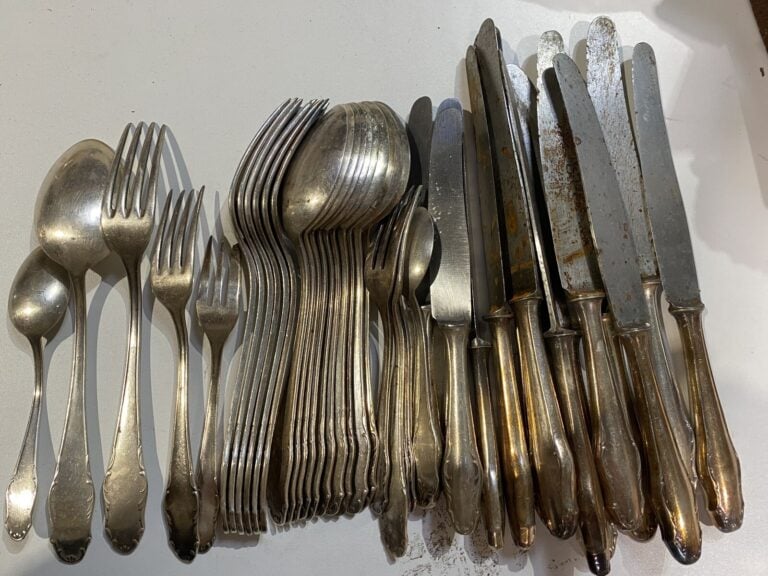 LOT DE METAL ARGENTE : - - 8 grandes cuillères à spatule évasée et motif géomét…