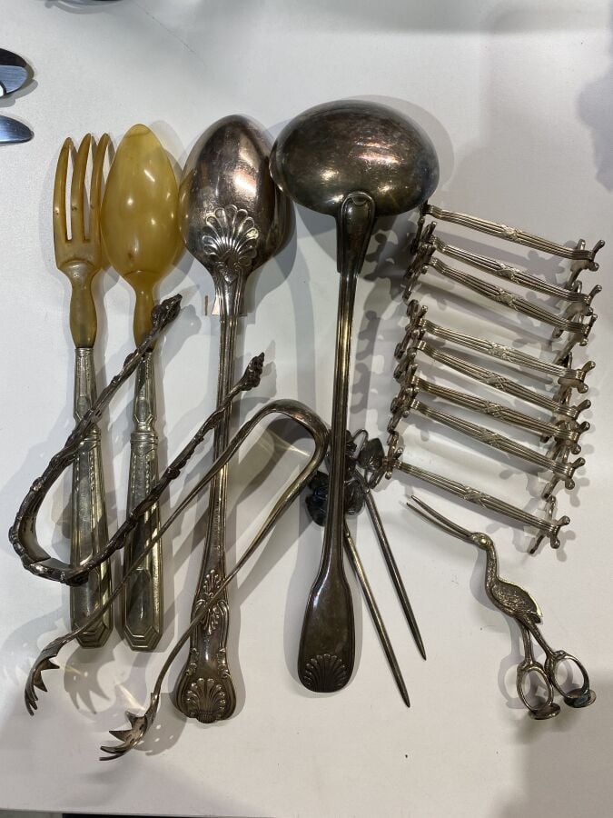 LOT DE METAL ARGENTE : - - 8 grandes cuillères à spatule évasée et motif géomét…