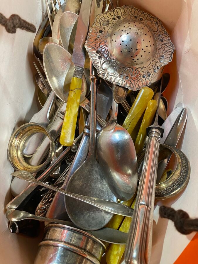 LOT DE METAL ARGENTE : - - 8 grandes cuillères à spatule évasée et motif géomét…