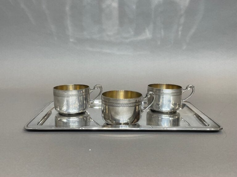Lot de métal argenté comprenant : - - un seau à champagne H : 20 cm - - un couv…