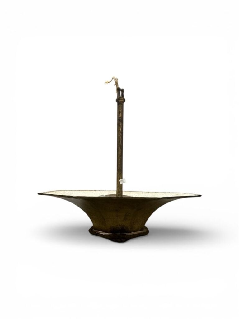 Lustre en tôle doré, la base ornée d'un fleuron et motifs végétaux - Diam : 45…