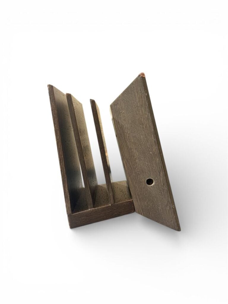Maison REUGE - Boite à musique en bois servant de porte lettres. - Portant une…