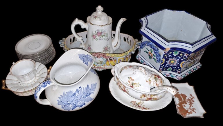 Mannette d'objets divers en céramique : cache-pot, saucière, broc, tasses, sucr…