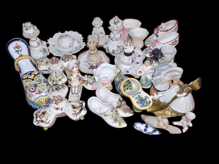 Mannette d'objets divers en céramique : cache-pot, saucière, broc, tasses, sucr…