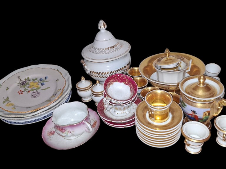 Mannette d'objets divers en céramique : cache-pot, saucière, broc, tasses, sucr…
