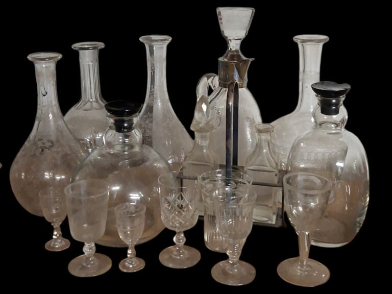 Mannette de verrerie divers comprenant carafes, verseuses, vases, verres, bonbo…