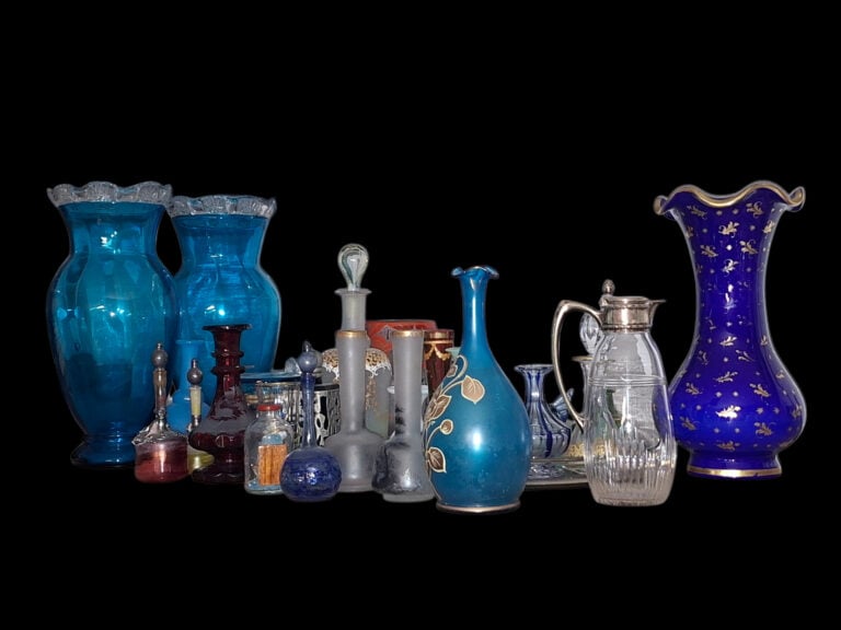 Mannette de verrerie divers comprenant carafes, verseuses, vases, verres, bonbo…