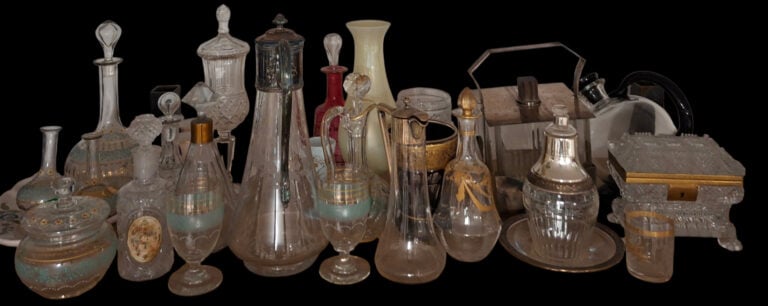 Mannette de verrerie divers comprenant carafes, verseuses, vases, verres, bonbo…