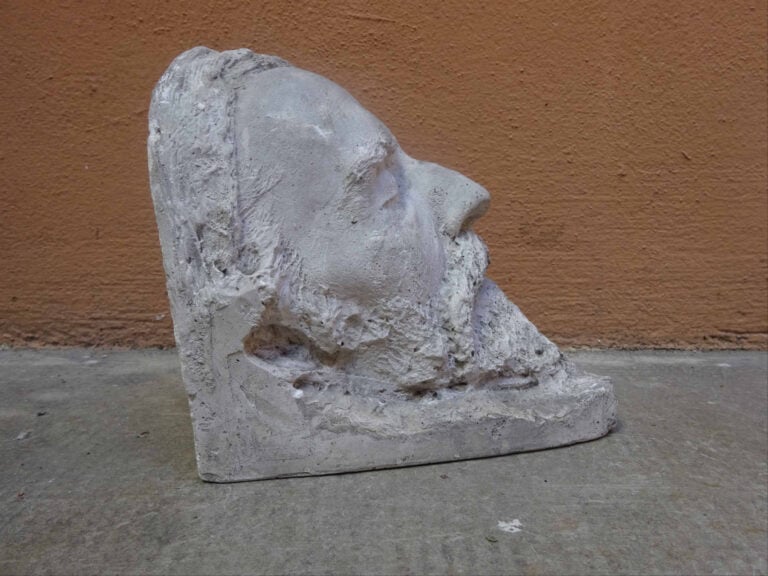 Masque funéraire en plâtre moulé d'un homme barbu. Porte une inscription manusc…