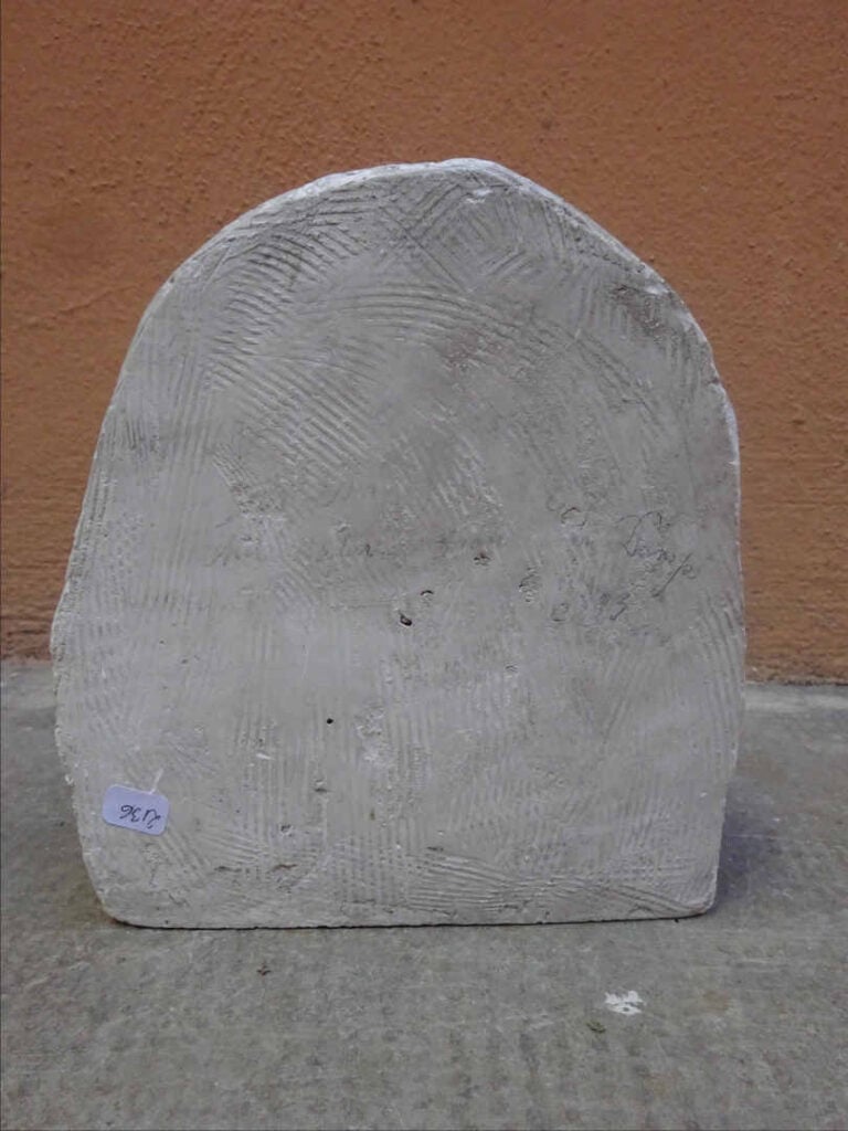 Masque funéraire en plâtre moulé d'un homme barbu. Porte une inscription manusc…
