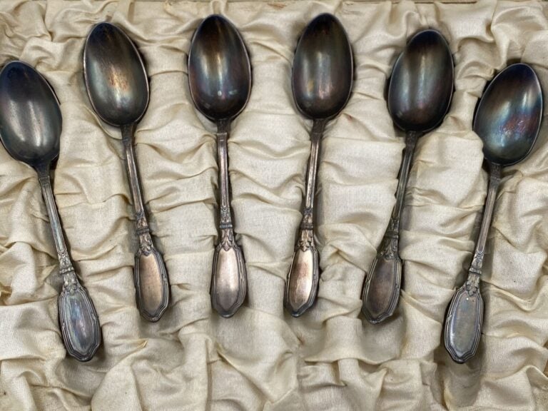 MENAGERE en métal argenté, modèle coquille comprenant 12 couverts et 12 cuillèr…