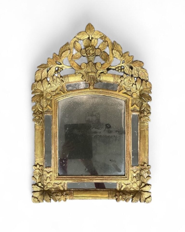 Miroir à parecloses en bois et stuc doré à fronton ajouré orné d'un bouquet de…