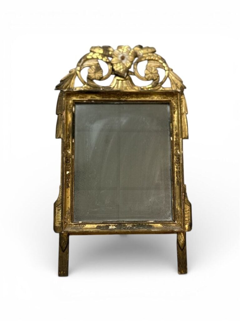 Miroir en bois et stuc doré, le fronton ajouré à décor de panier fleuri - Fin X…