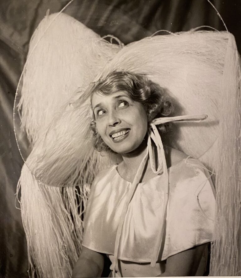 MISTINGUETT. Important ensemble de documents photographiques et programmes, par…